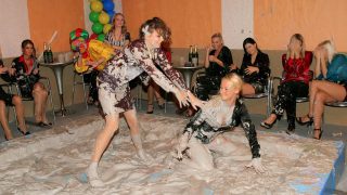 Catfight Blonde vs. Brunette Mud Battle